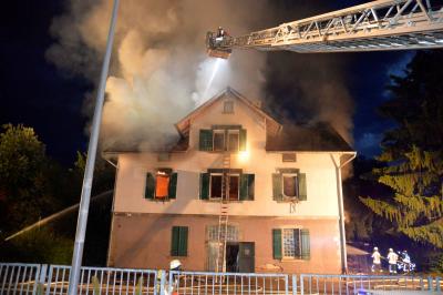 Vollbrand der Asylunterkunft in Unterweissach - Feuerwehr im Grosseinsatz